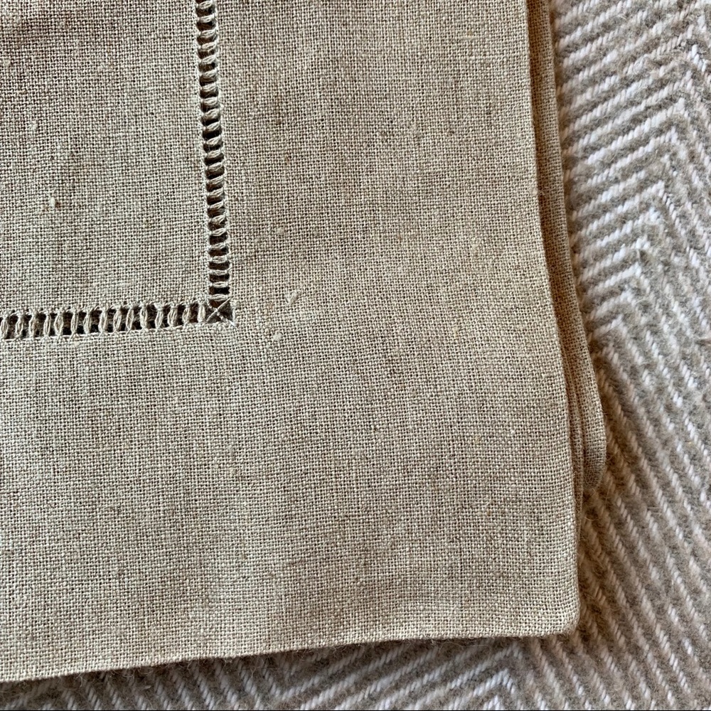NWT Handmade R Embroidered Linen Table Runner - Picture 5 of 8